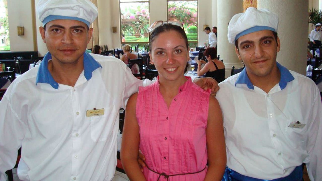 Официанты из главного ресторана Charmillion Club Resort