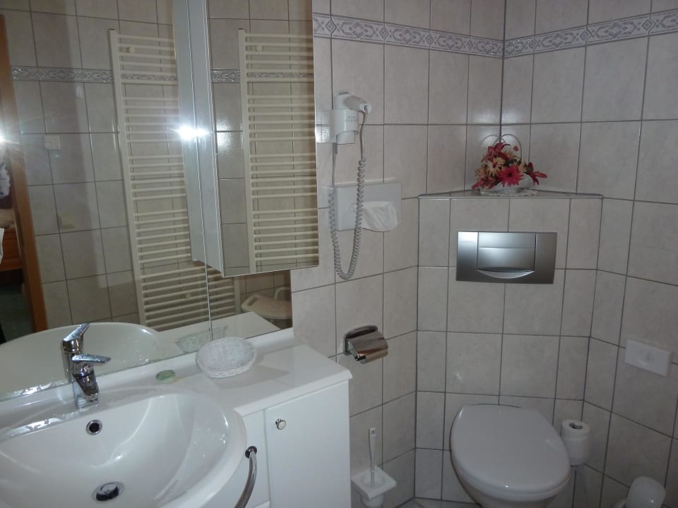 Badezimmer mit großem Spiegelschrank Stolberger Hof