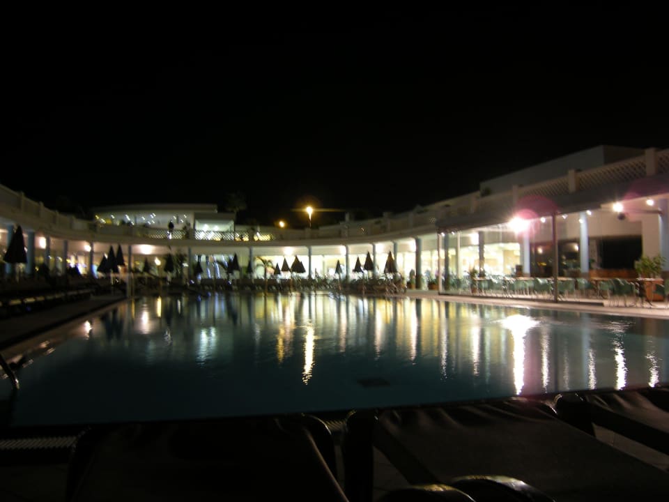 Poolanlage zur Abendzeit Hotel Las Costas
