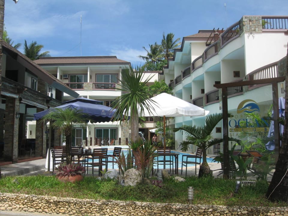 Hotelansicht vom Strand Hotel Boracay Ocean Club Beach Resort