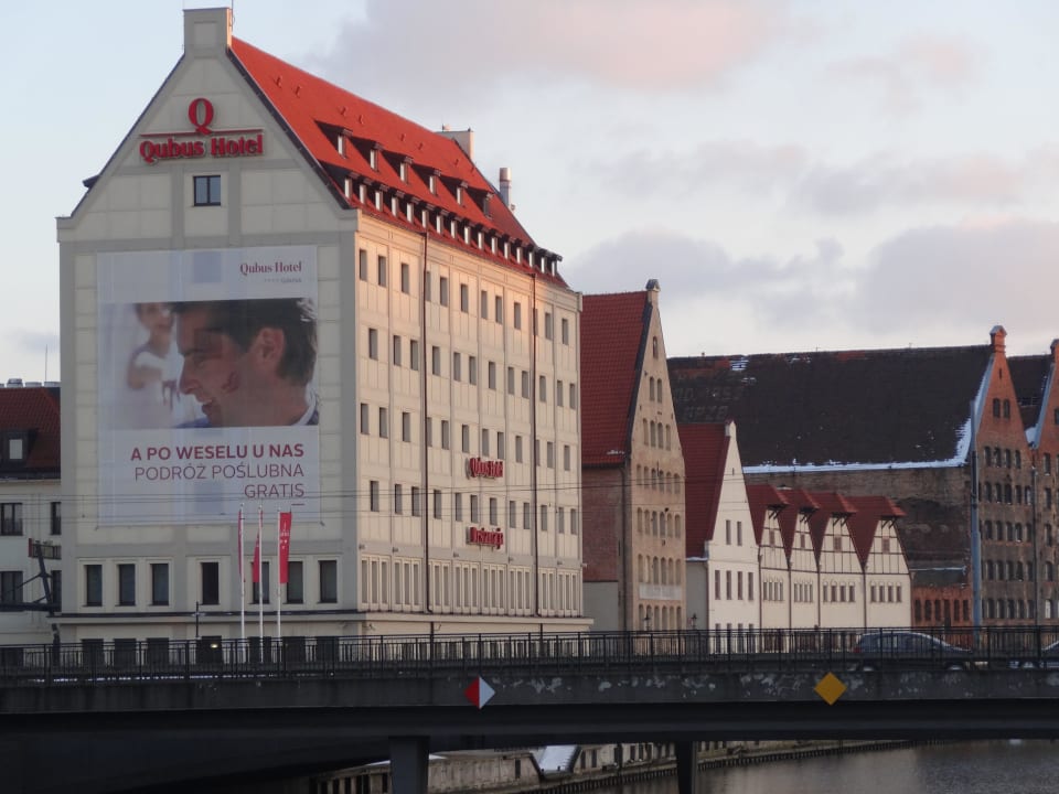 Hotel Qubus von der Wasserseite aus gesehen. Qubus Hotel Gdańsk