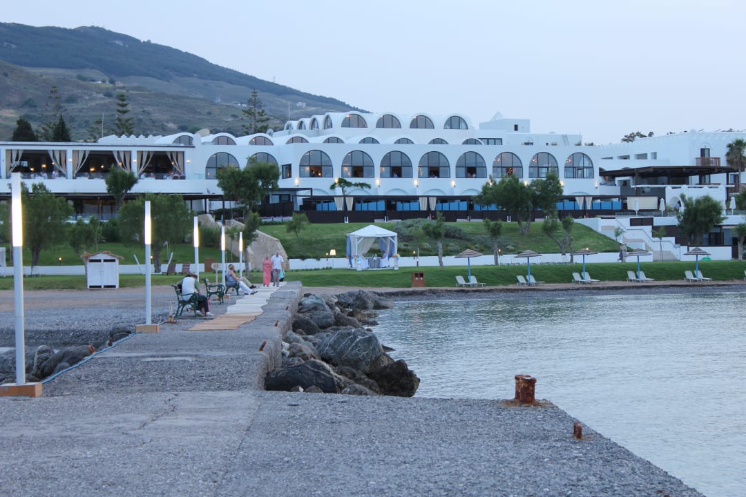 Am Abend vom Steg auf das Hotel TUI BLUE Oceanis Beach and Spa Resort