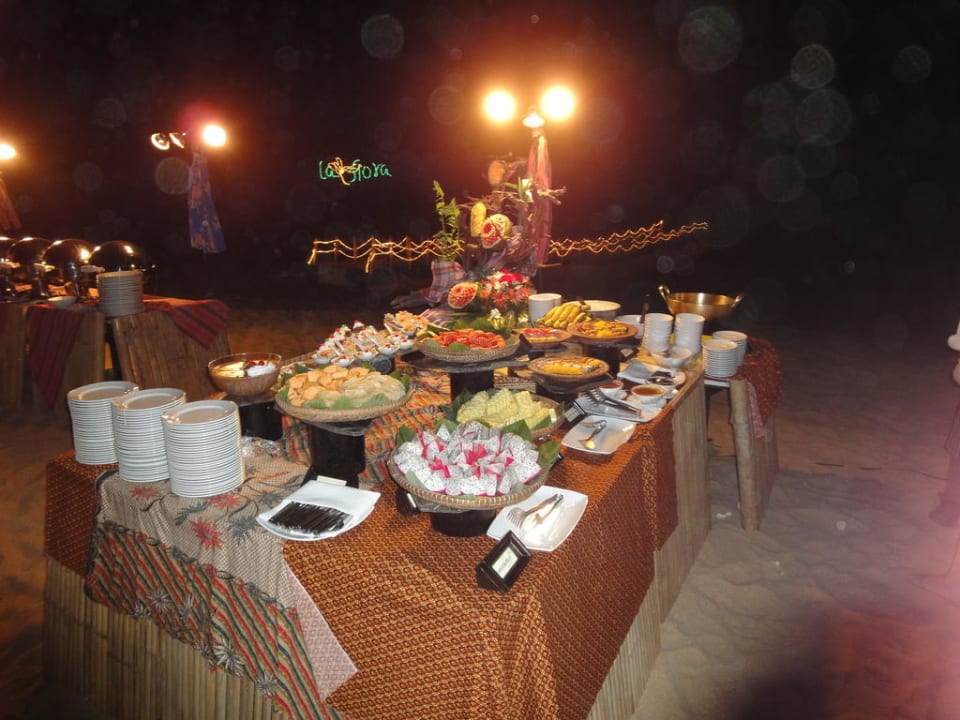 Thaibuffet am Abend La Flora Khao Lak