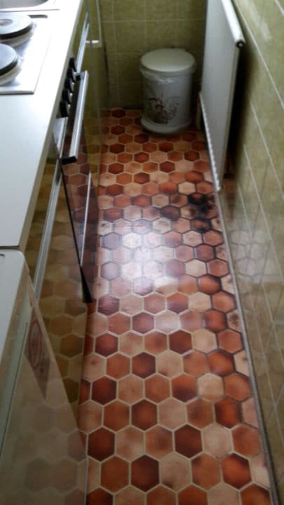 Küche mit schwarzem Fleck unter dem Heizkörper Hotel Dorfkrug