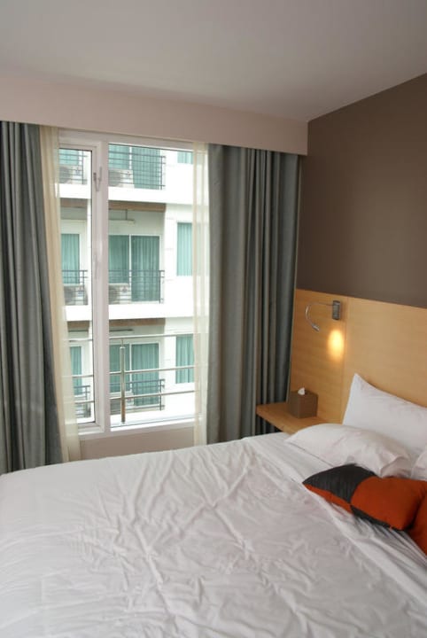 Franz. Balkon mit Aussicht auf Nachbarhaus Hotel Solo Sukhumvit 2