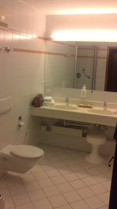 Großes Badezimmer Hotel Kaiserhof Victoria