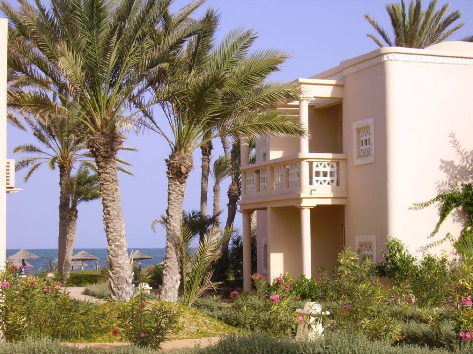 Gartenanlage mit schönen Bungalows/Hotelzimmern Zita Beach Resort