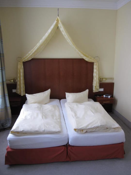 Bett in der Suite Hotel Am Schloss Aurich