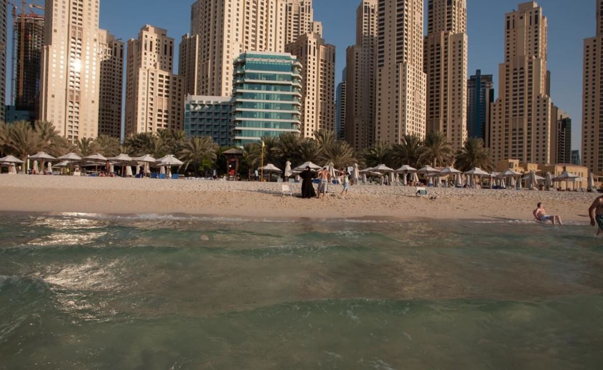 Blick auf das Hotel vom Wasser aus Hilton Dubai Jumeirah