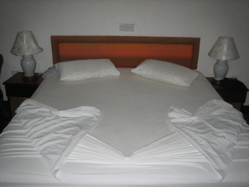 Doppelbett im Wasserbungalow Summer Island Maldives