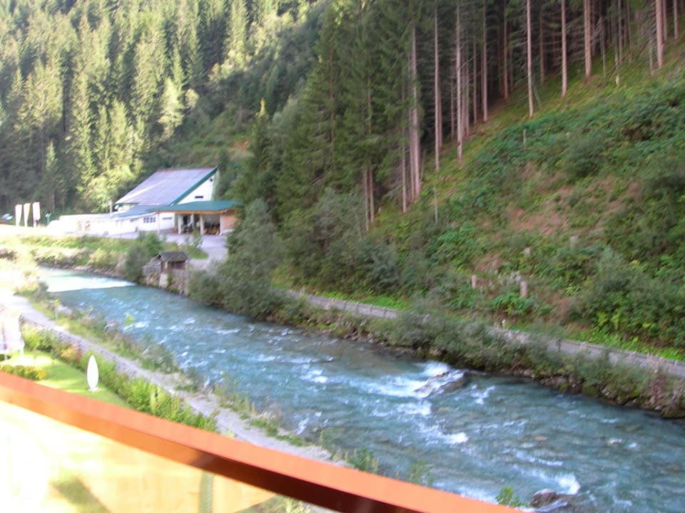 Blick vom Balkon auf Fluss Spa Hotel Zedern Klang
