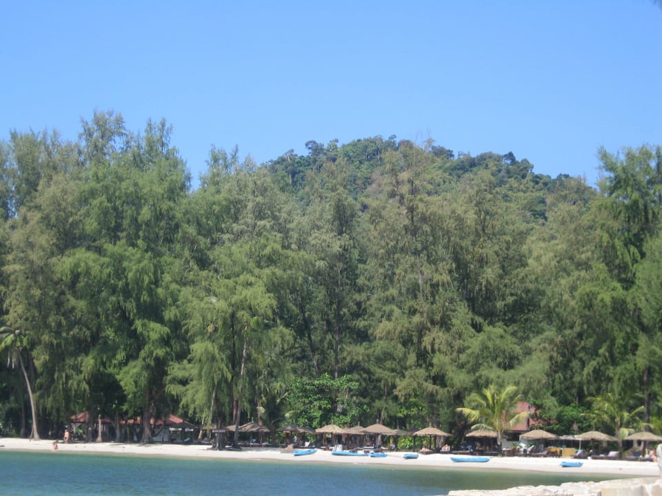 Hoteleigener Strandbereich Aana Resort