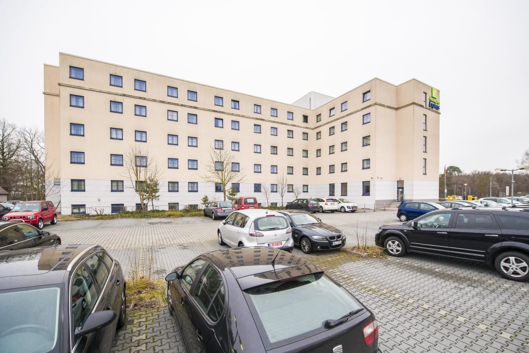 Aussenansicht mit Parkplatz Holiday Inn Express Frankfurt - Airport