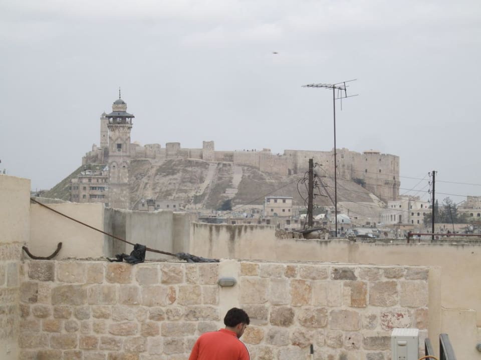 Blick von der Dachterrasse auf die Zitadelle Hotel Dar Al Kanadil