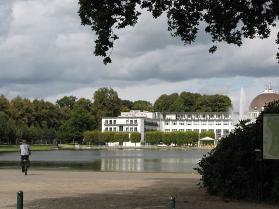 Mitten im Park lieg das Hotel Parkhotel Bremen – ein Mitglied der Hommage Luxury Hotels Collection