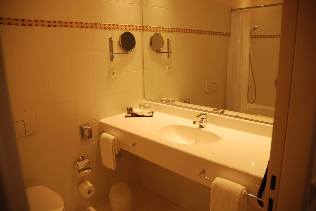Großes Waschbecken im Badezimmer Hotel Elbflorenz Dresden