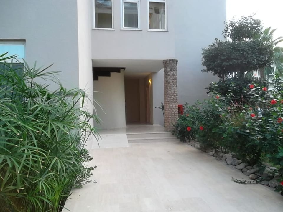 Eingang Gebäude mit Familiezimmer Seaden Corolla Hotel