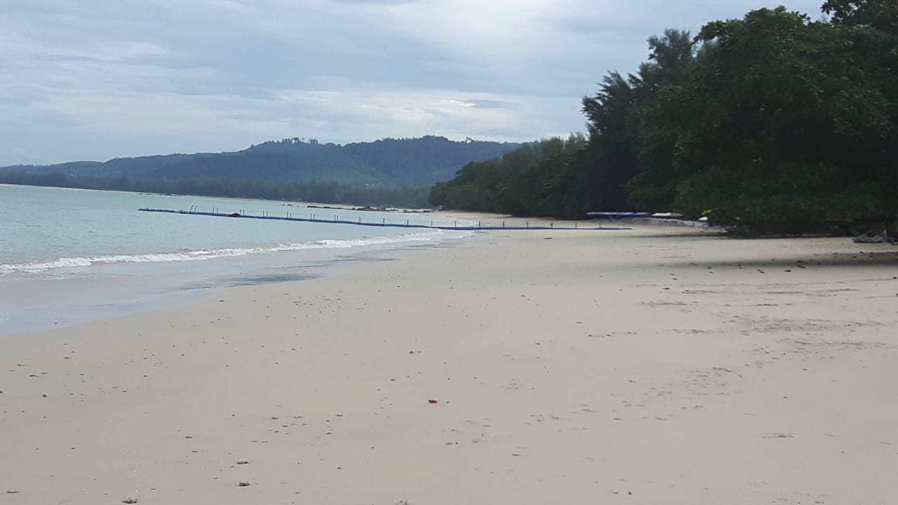 Blick am Strand nach rechts Kantary Beach Hotel - KHAO LAK