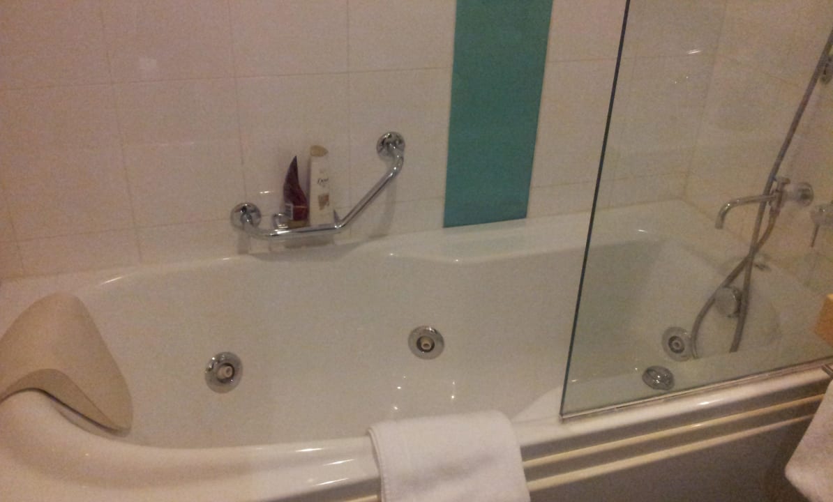 Hatten eine Jacuzzi-Badewanne. Juliani