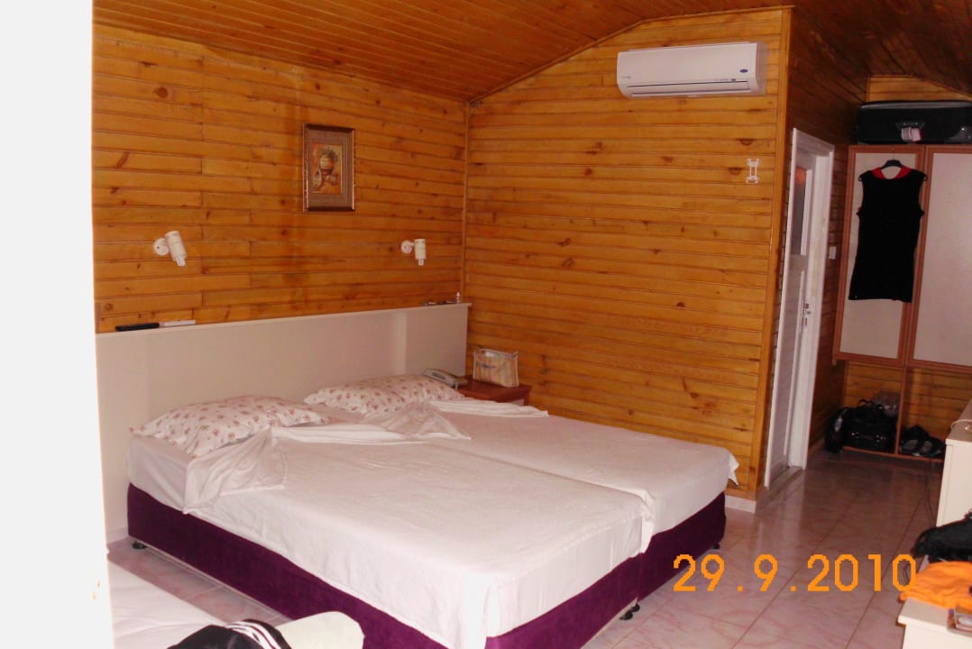 Bett und Klimaanlage im Zimmer Side Altinkum Hotel