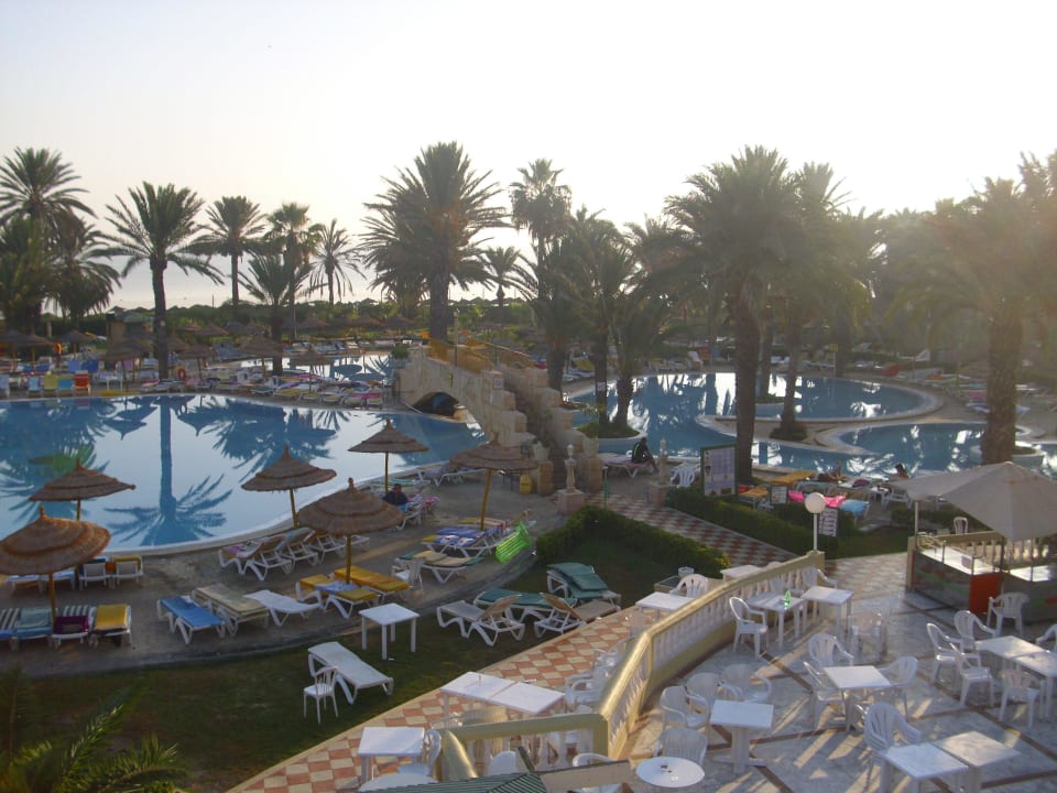 Hauptpool mit Brücke Houda Golf & Beach Club