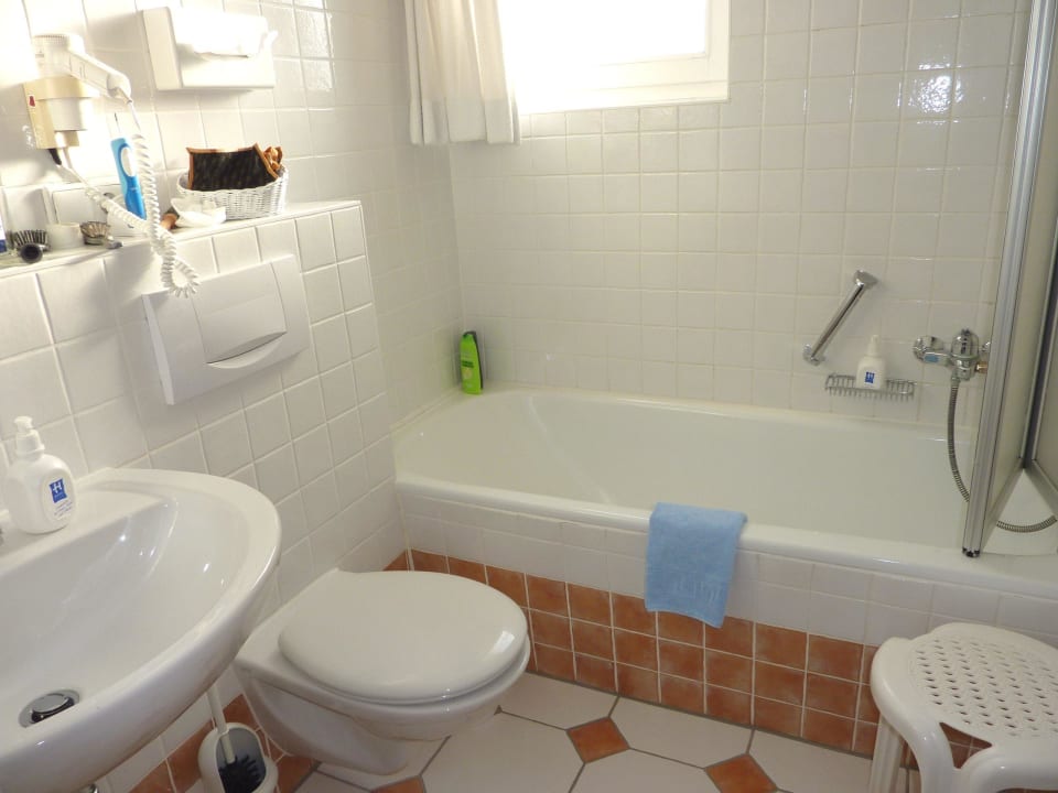 Badezimmer mit Dusche in der Badewanne Sporthotel zum hohen Eimberg