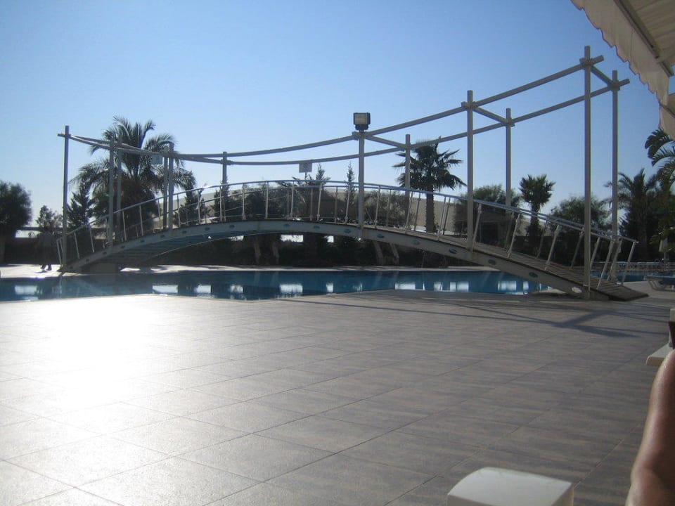 Brücke über Hotelpoolanlage Saturn Palace Resort Hotel