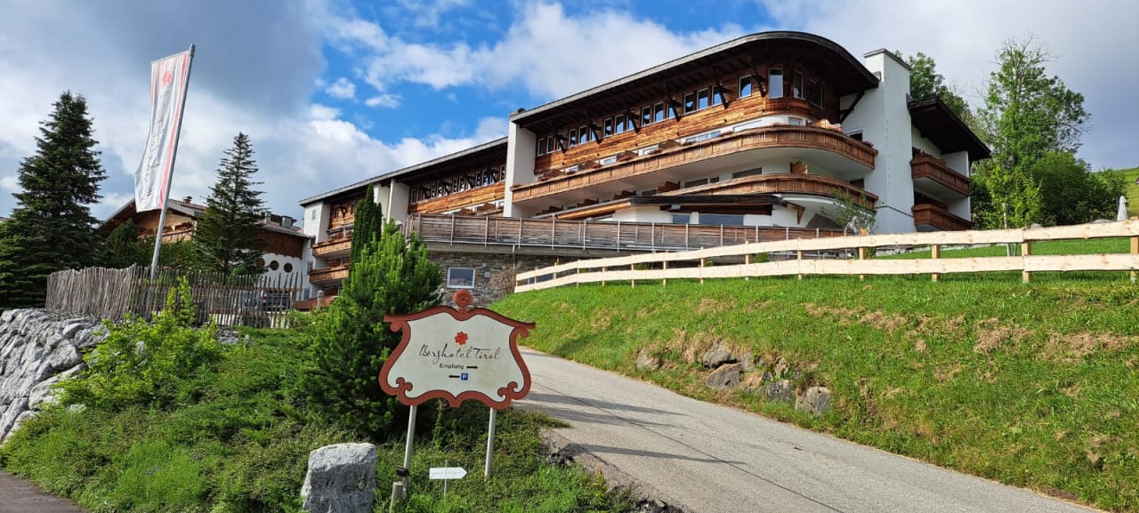 Außenansicht Berghotel Tirol