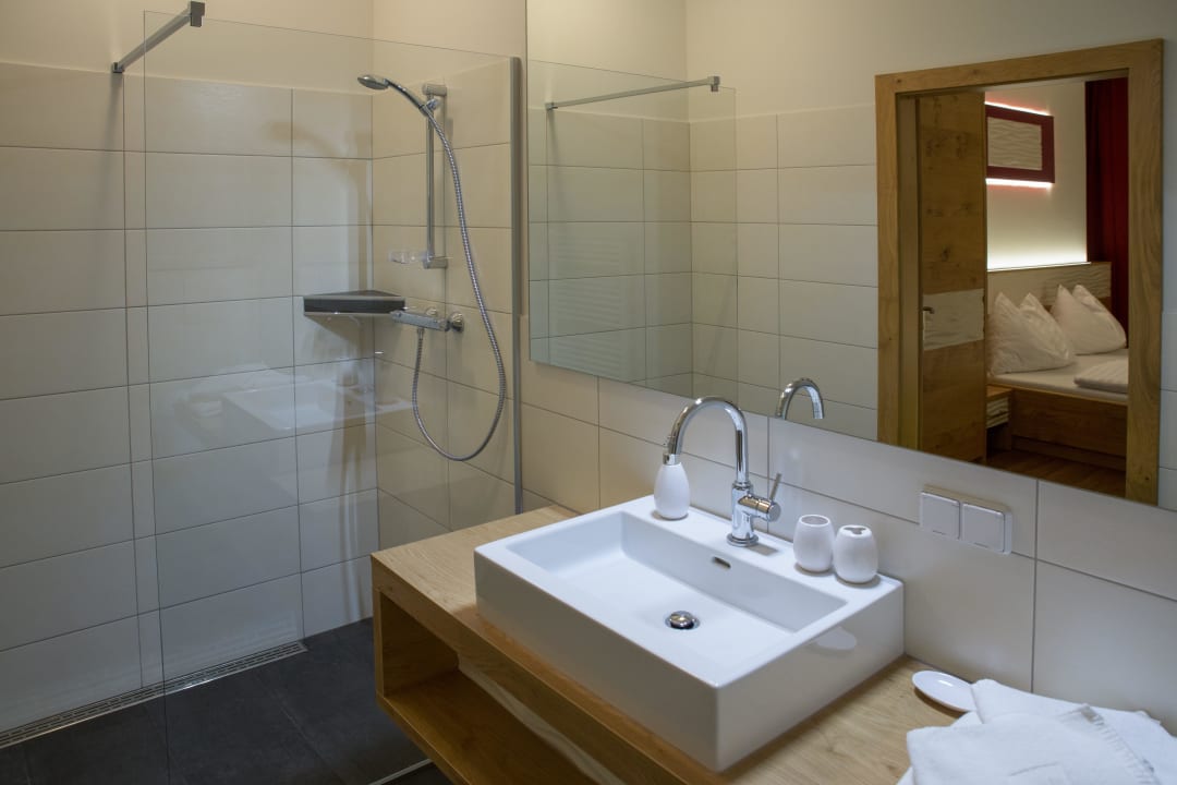 Badezimmer sind großzügig ! Pension Rossini