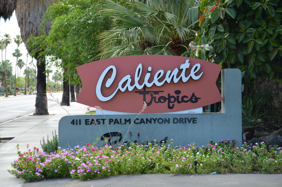 Eingang Hotel Caliente Tropics