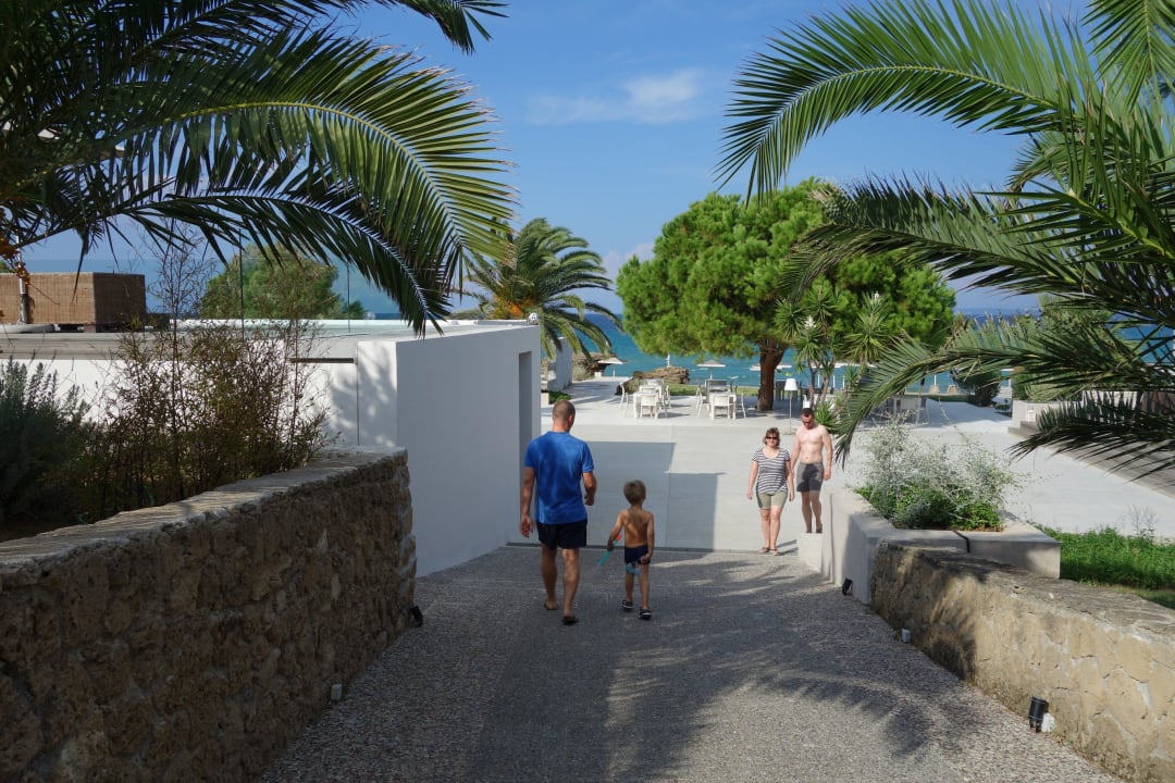 Weg zum Pool The Bay Hotel & Suites