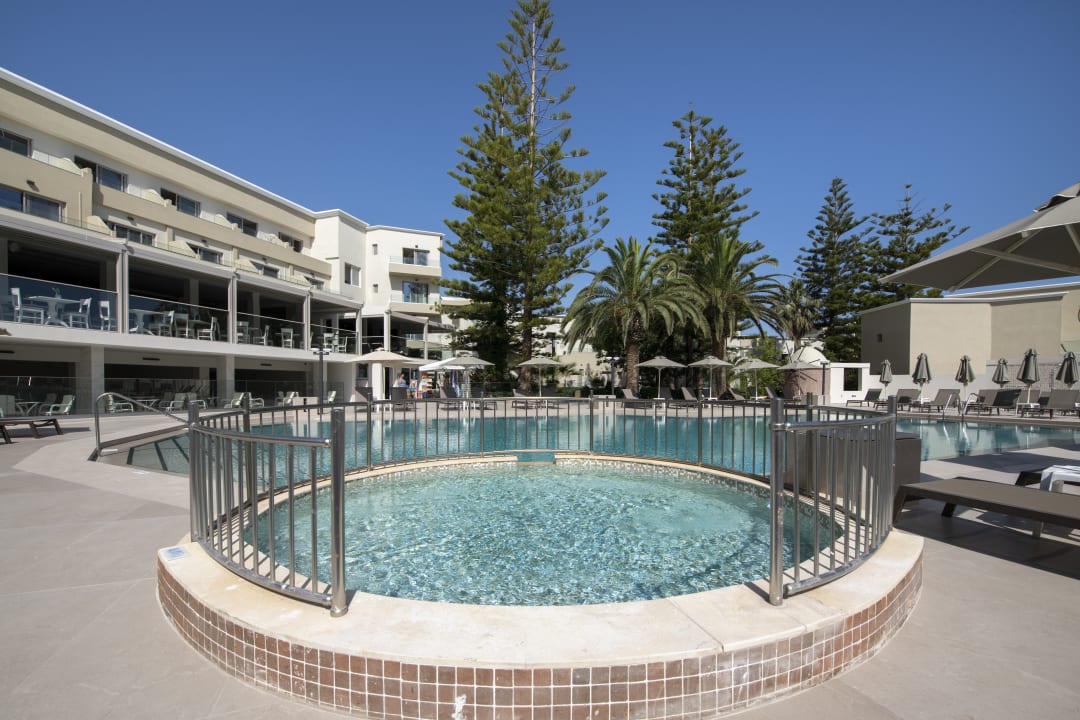 Pool Vantaris Luxury Beach Resort