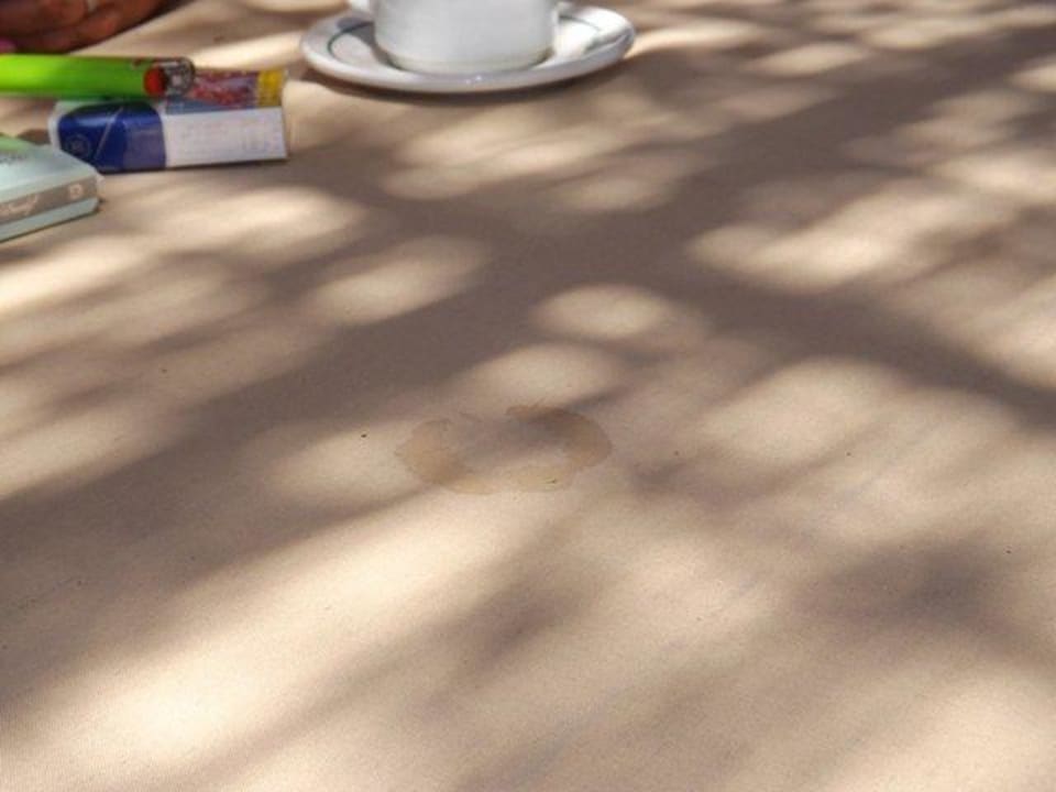 Immer Verschmutzte Auflagen an der Bar Lotus Bay Beach Resort