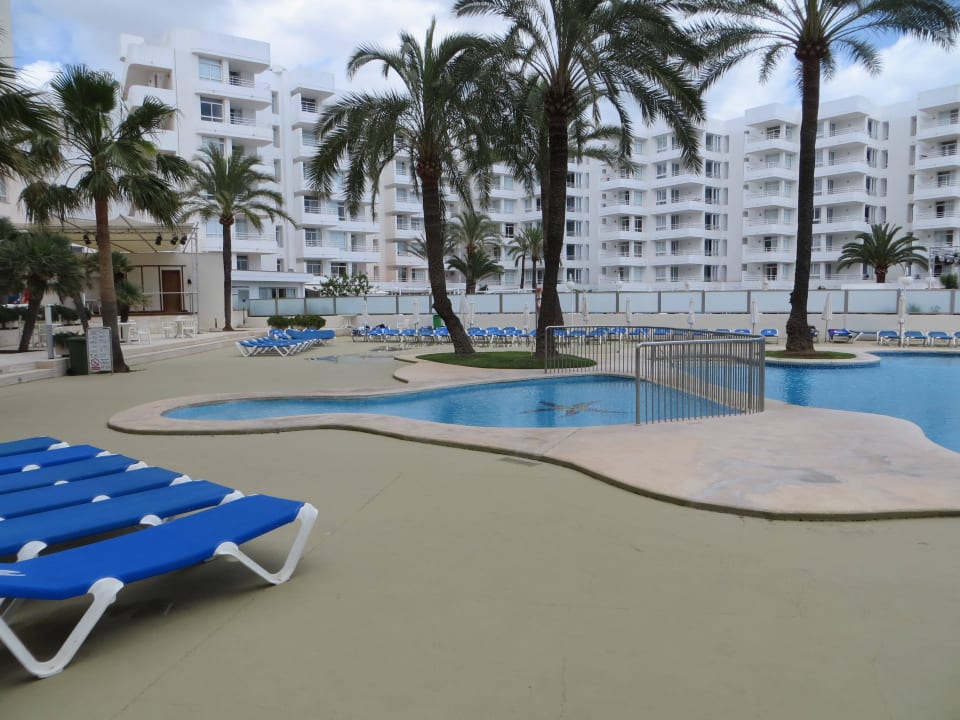 Leere Liegen durch kaltes Wetter Aparthotel Playa Dorada