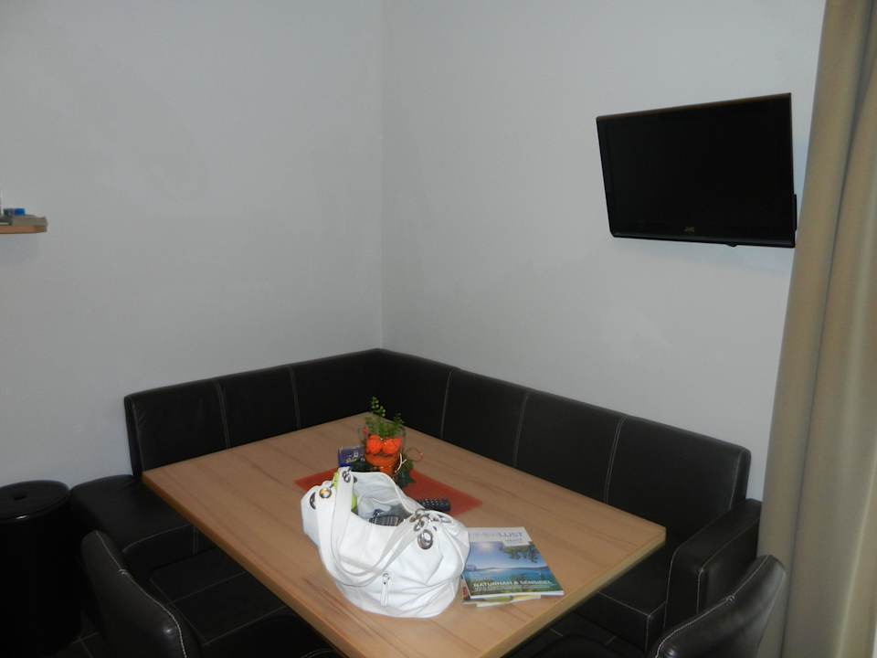 Essecke (und Flat-TV) im Familienappartment Panoramadorf Saualpe