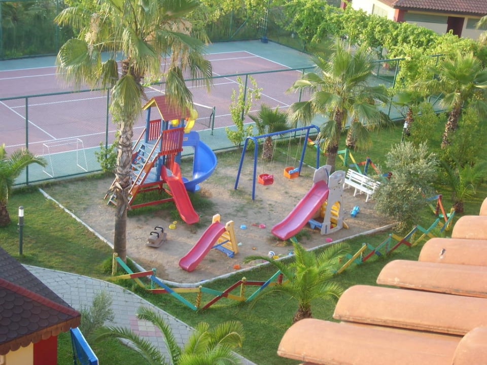 Spielplatz und Tennisanlage Hotel Orfeus Park