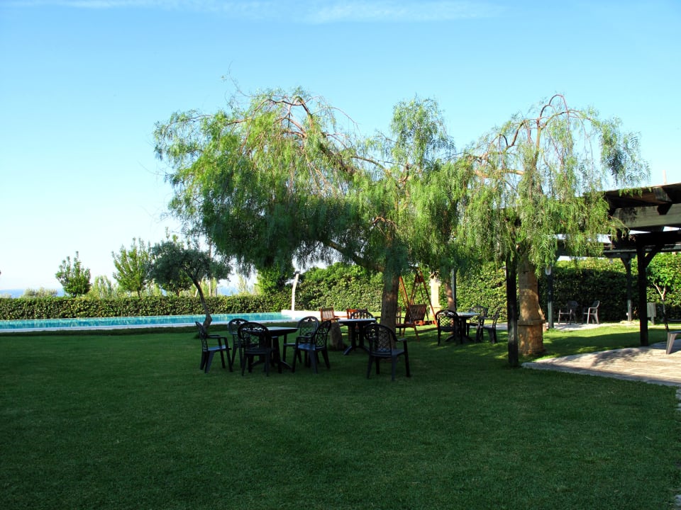 Sitzgruppe im Garten Hotel Montecallini