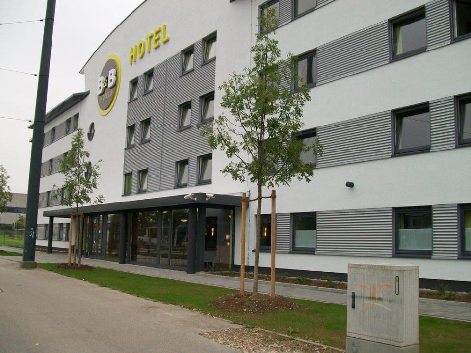 Aussenansicht/ Eingang B&B Hotel Augsburg-Süd