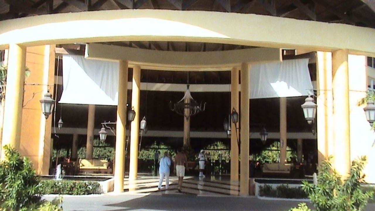 Royal Suites Eingang Hotel Grand Palladium Palace Resort, Spa & Casino