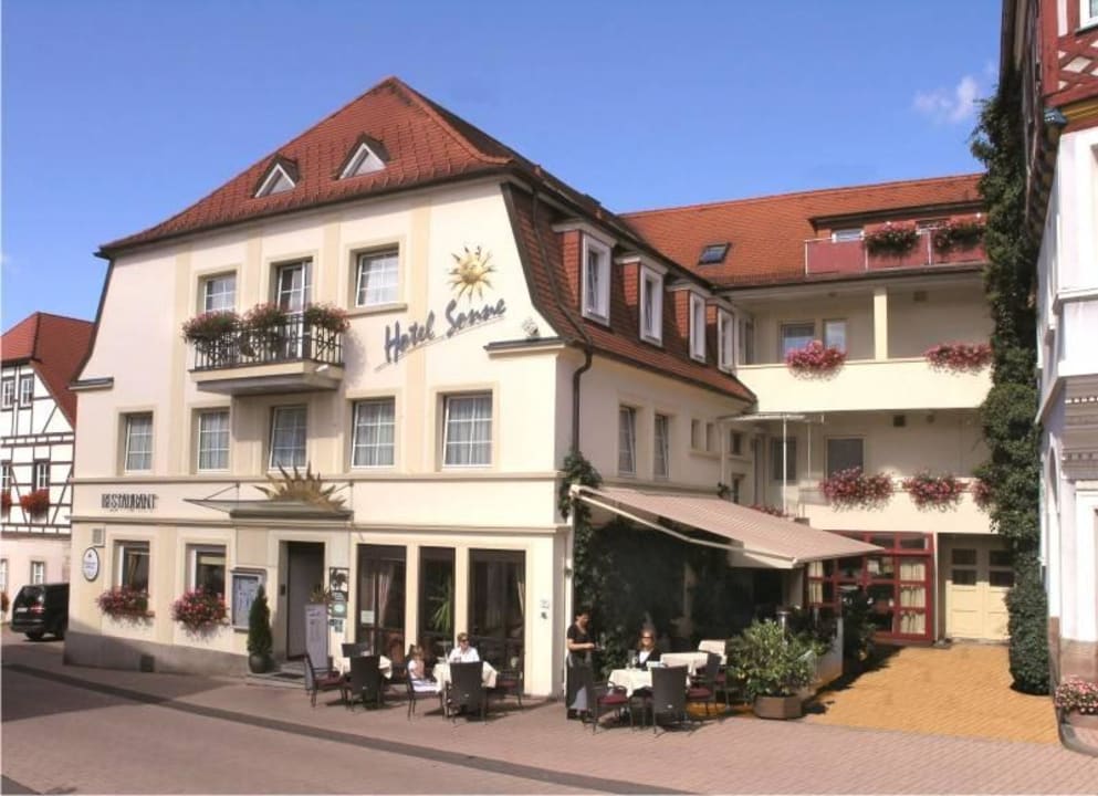 Außenansicht mit Hofgarten Hotel Sonne