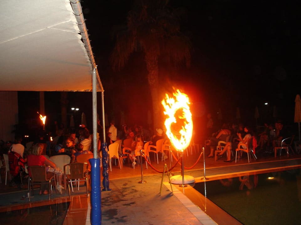 Sprung durch den Reifen Royal Atlantis Beach Hotel