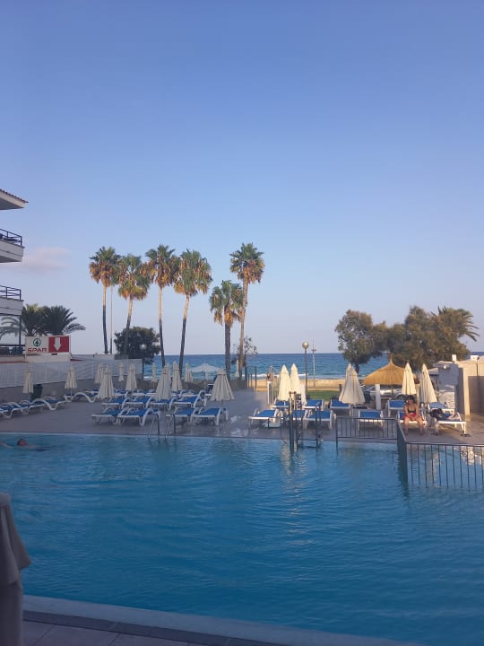 Pool R2 Veronica Beach Hotel