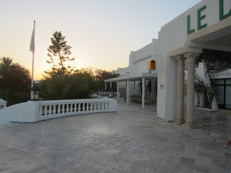 Vor den Eingang Djerba Aqua Resort