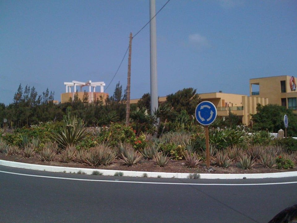 Vor dem Hotel Nur ein Kreisverkehr SBH Club Paraiso Playa