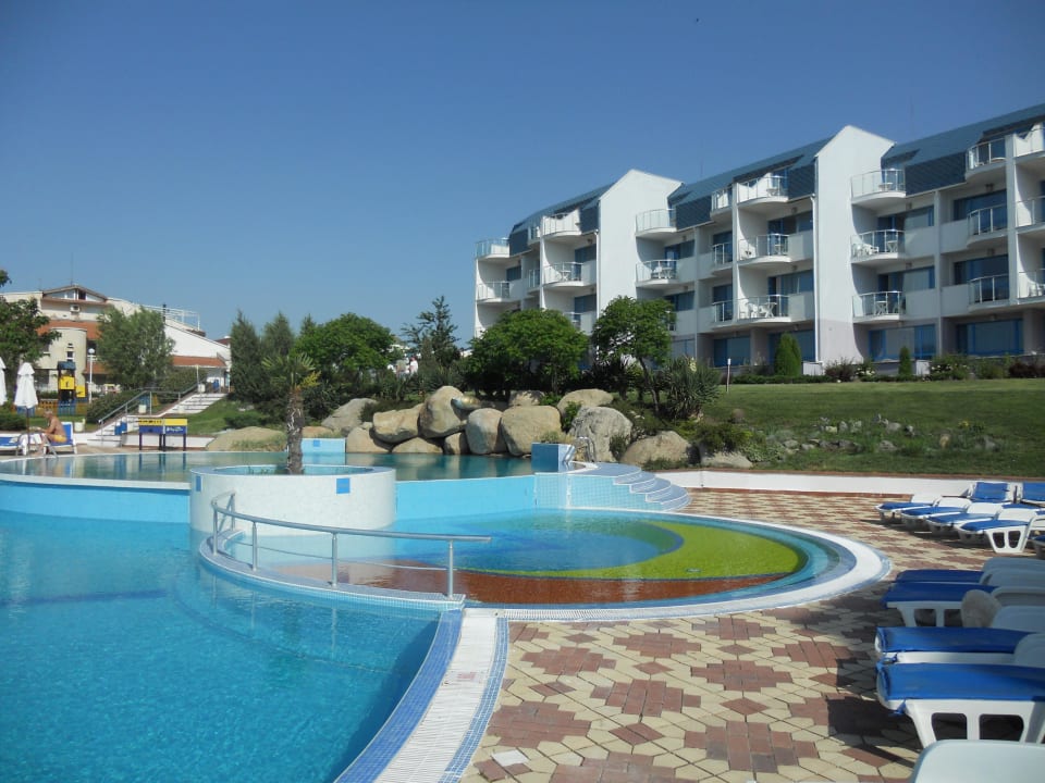 Blick vom Restaurant aufs Hotel Hotel Sineva Beach