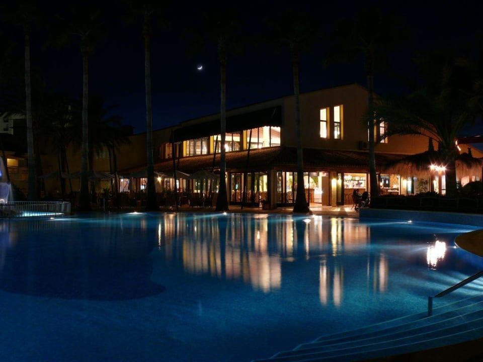 Pool bei Nacht Royal Son Bou Family Club