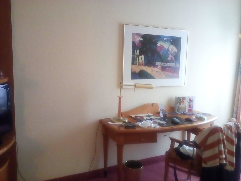 Kleiner Schreibtisch mit vielen Infos Park Hotel Ahrensburg