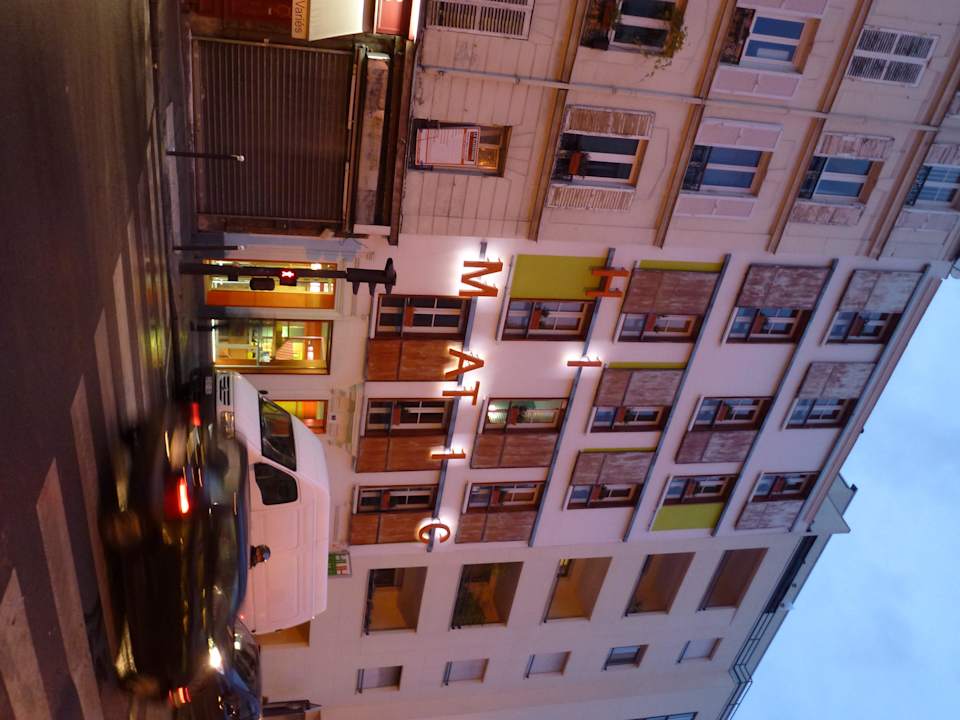 Hi Matic at night Hotel Exquis