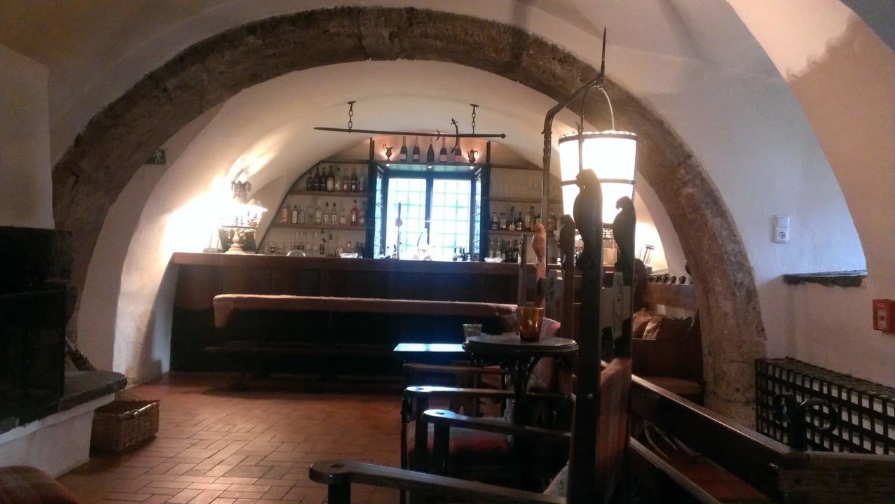 Man beachte das Schwert über der Bar Schloss Münichau