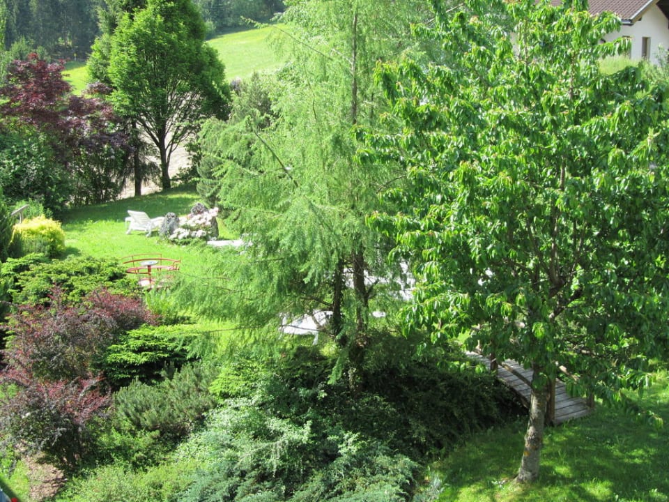 Liegebereich im schönen Garten Hotel Dornauhof
